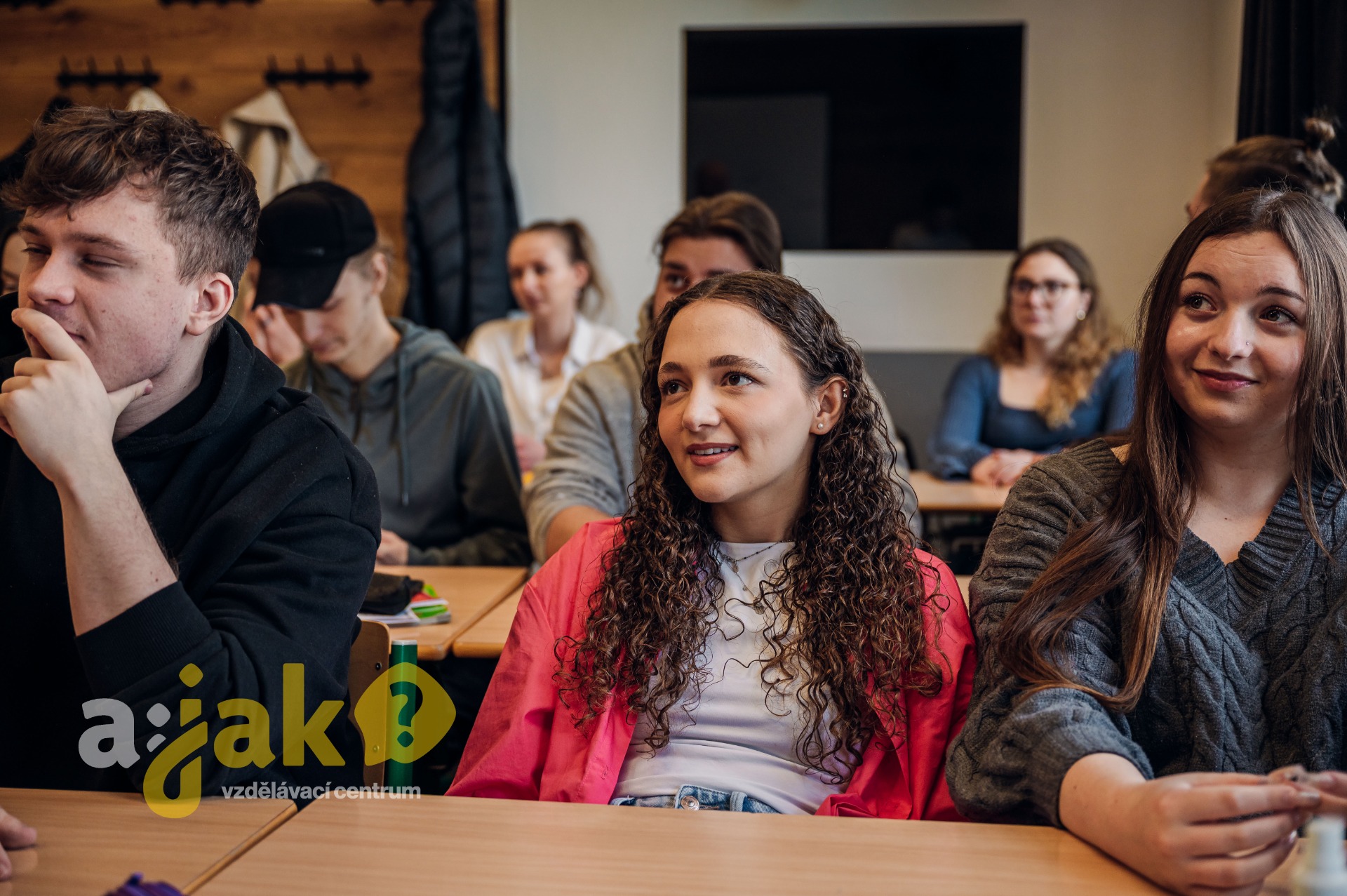 Studenti pomaturitního studia ve třídě