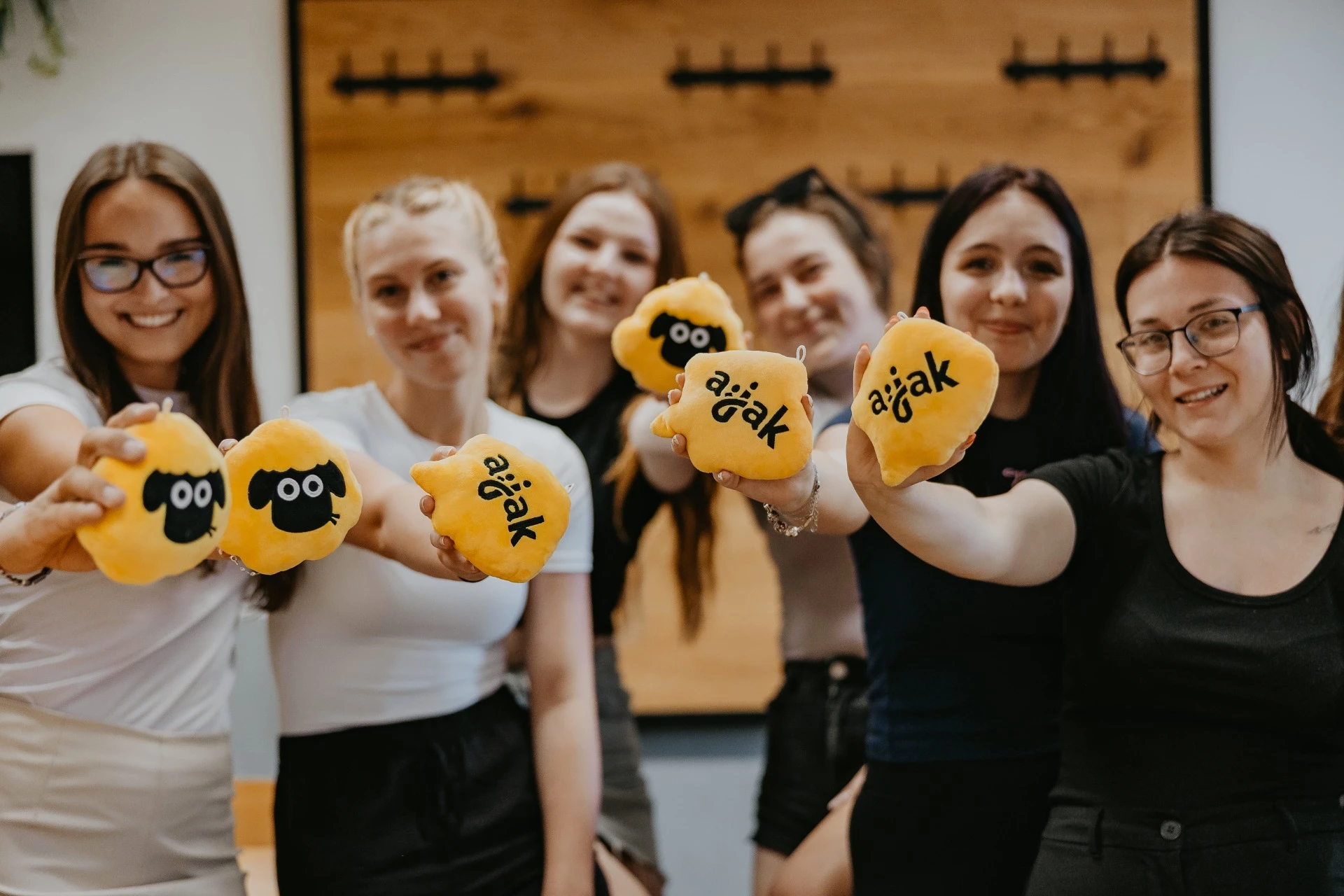 Studentky AJAK Academy v učebně v Jičíně