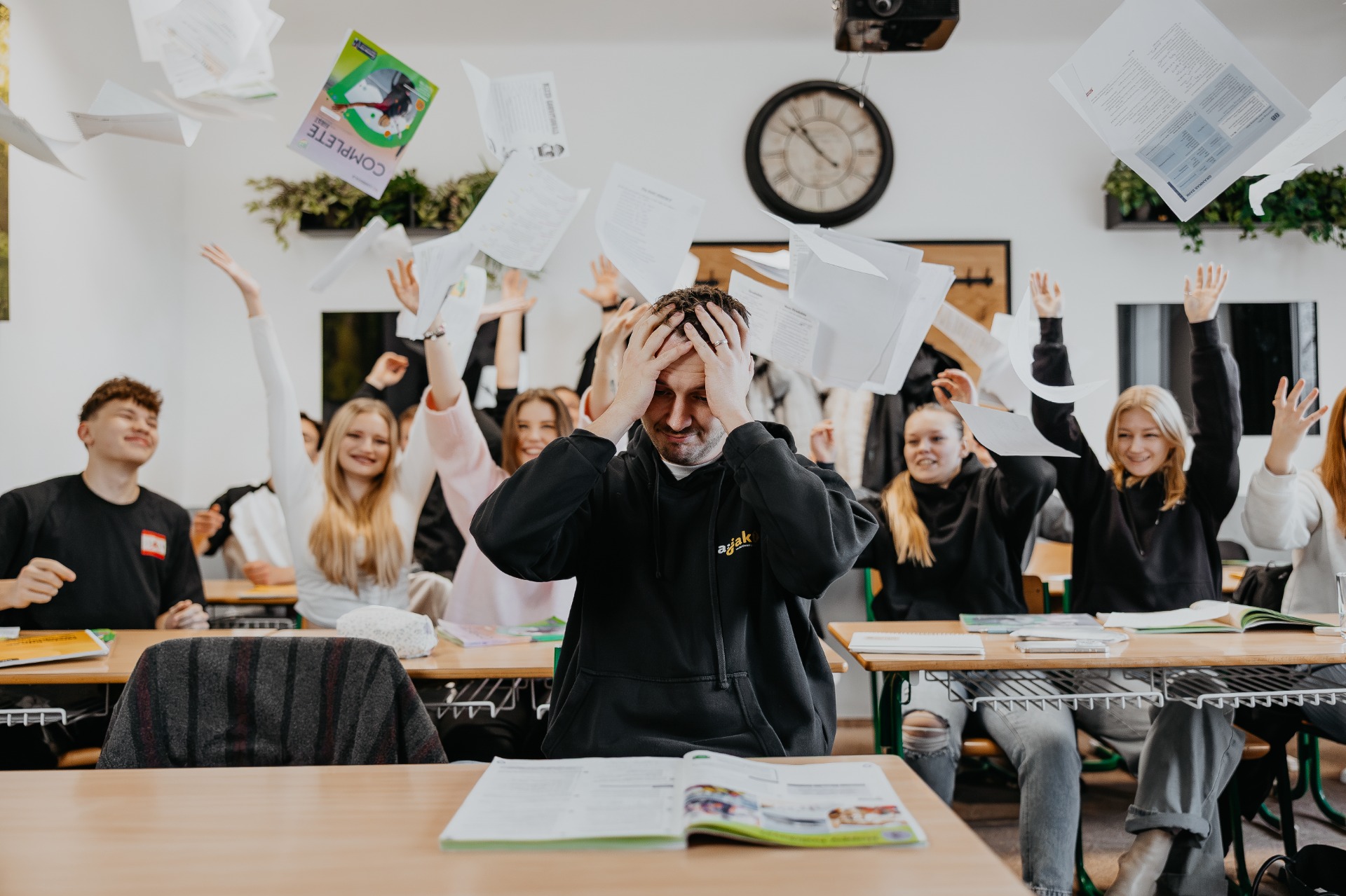 Studenti AJAK Academy při energické výuce