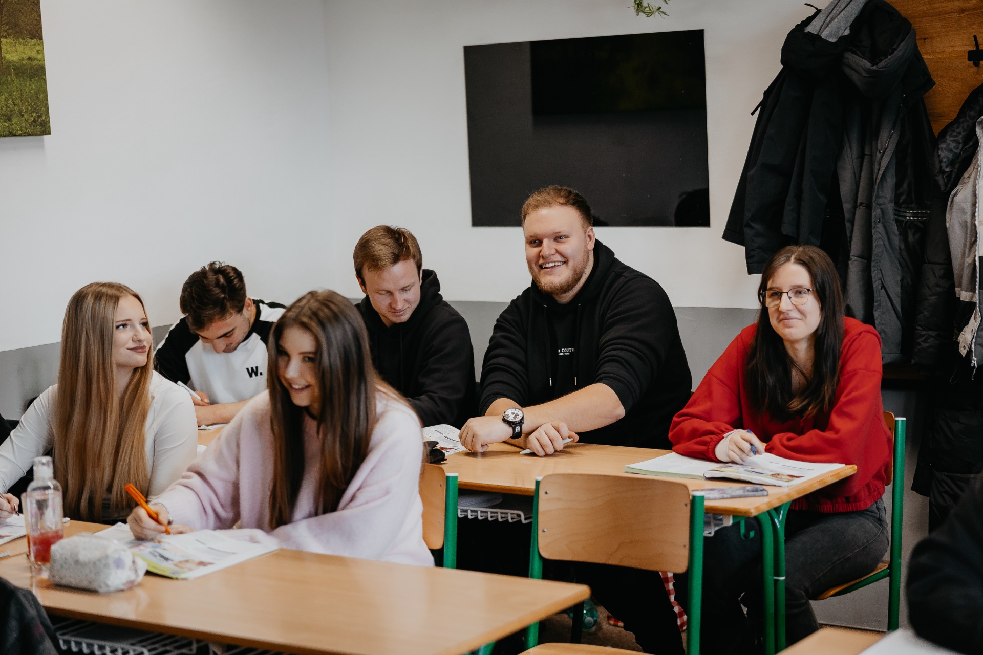 Studenti pomaturitního studia ve třídě
